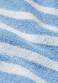 Tissu rayé bleu et blanc avec une surface douce et texturée. Les rayures alternent en largeur, mettant en valeur un motif de couleurs contrastantes.