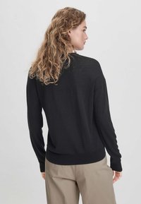 hessnatur REGULAR - Strickpullover - schwarz
