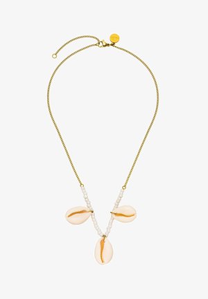 Goldene Halskette mit drei cremefarbenen Kaurischalen und kleinen weißen Perlen entlang der unteren Hälfte der Kette.