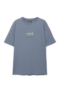 Hellblaues Baumwoll-T-Shirt mit kurzen Ärmeln, das ein besticktes florales Design mit rosa Blumen und grünen Stängeln auf der Brust zeigt.