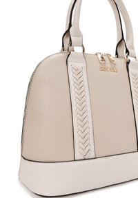Borsa a tracolla in pelle sintetica beige con dettagli intrecciati sui lati, rifiniture nere e accessori metallici dorati. Forma strutturata e arrotondata.