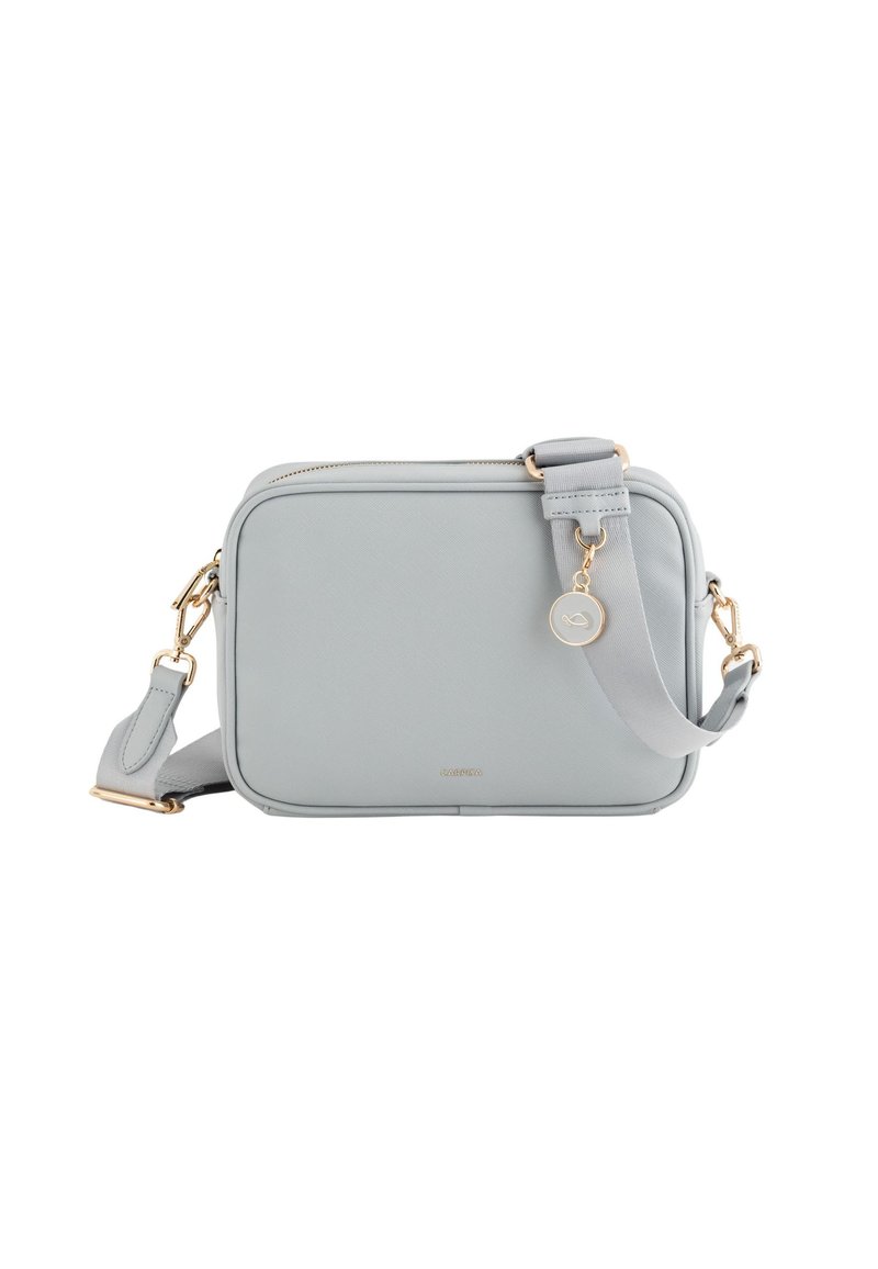Grå syntetisk crossbody taske med guldfarvet hardware, lynlås lukning og justerbar rem. Har en struktureret overflade og charms detail.