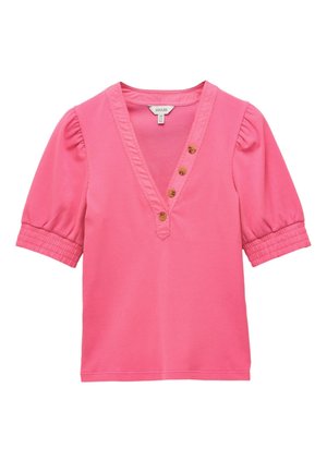 Blouse rose à manches courtes avec col en V, quatre boutons en bois sur un côté, manches froncées et poignets élastiques.