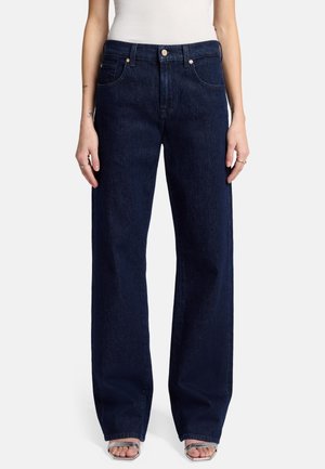Jeans a gamba larga di un blu scuro realizzati in denim, con un classico design a cinque tasche, bottoni metallici e una texture leggermente sbiadita.