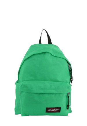 Mochila Eastpak verde con tiradores de cremallera negros y una asa de transporte negra en la parte superior.