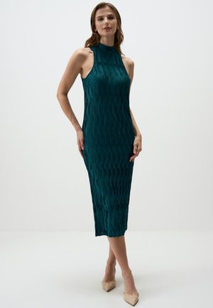 Teal, mouwloze jurk met hoge halslijn, voorzien van verticale plooien en midi-lengte. Glad textuur; getailleerde silhouet.