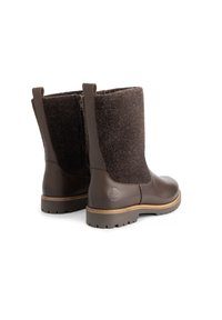 Bruine leren enkellaarsjes met een donkere vilt bovenzijde, een ritssluiting aan de zijkant en een gestructureerde rubberen zool. Logo geperst op de buitenzijde.