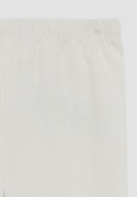 Witte elastische taillebandbroeken, gladde textuur, nauwsluitend ontwerp, zacht gerimpeld bij de taille, geen zichtbare patronen of accenten.