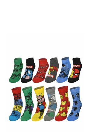Set mit 12 bunten Socken, die Marvel-Superhelden zeigen. Die Materialien bestehen aus weichem Stoff; verschiedene Designs beinhalten ikonische Charaktere und Logos.