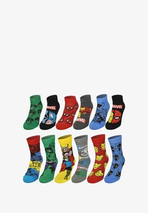 Set di 12 calzini colorati con i supereroi Marvel. I materiali sono in tessuto morbido; i vari design includono personaggi e logo iconici.
