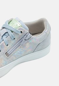 Lyseblå sneaker med iriserende finish, med glidelås på siden, teksturert semsket skinn og mesh-fôr for pusteevne.