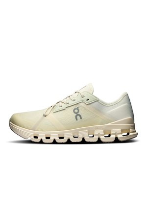 Chaussure de course légère en jaune pâle avec une tige en mesh, un système de laçage sécurisé et une semelle blanche rembourrée avec des éléments de coussinage visibles.