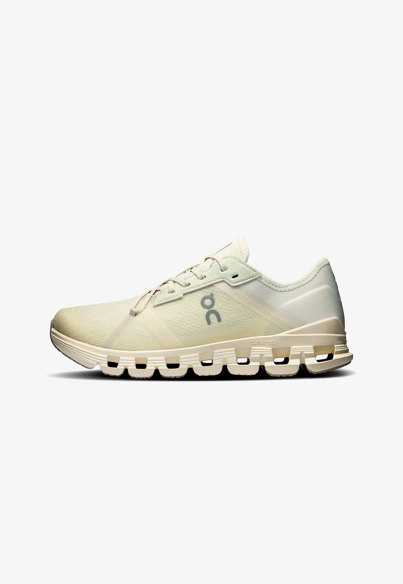 Zapatilla de correr ligera en amarillo pálido con parte superior de malla, sistema de cordones seguro y suela blanca acolchada con elementos de amortiguación visibles.