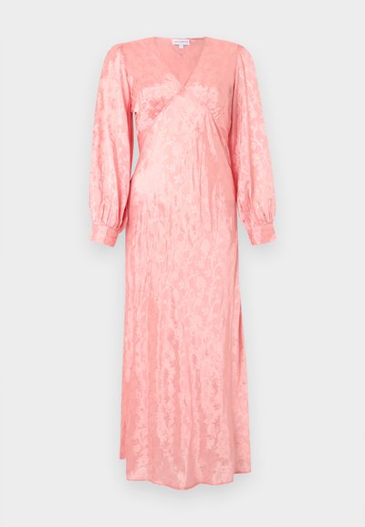 Μακρύ ροζ σατέν φόρεμα με διακριτικό λουλουδάτο σχέδιο, V-λαιμόκοψη, ρεγκλάν λεπτομέρεια κάτω από το στήθος και μακριά φουσκωτά μανίκια με μανσέτες με κουμπιά.