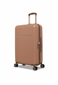 Harde koffer in perzikkleur, met een gladde afwerking, vier zwarte wielen en een telescopische handgreep. De voorkant is voorzien van een reliëflogo en een rits.