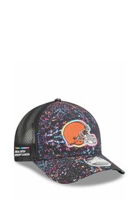 Casquette noire avec un motif de taches dans diverses couleurs. Caractéristiques d'un logo de casque de football orange et d'un dos en mesh pour la respirabilité.