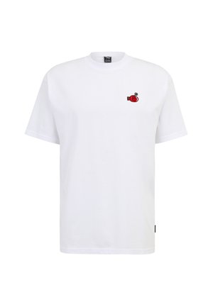 Weißes T-Shirt mit kurzen Ärmeln, kleinem rotem Boxhandschuh-Emblem auf der linken Brust und schwarzem Etikett an der Seitennaht.