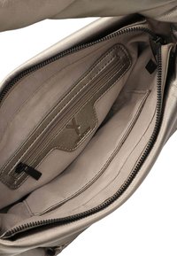 Borsa in taupe metallizzato con chiusura a zip, dotata di una morbida fodera interna, una tasca con zip e due scomparti aperti.