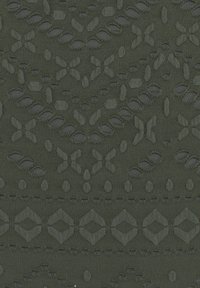 Dunkelgrüner, strukturierter Stoff mit kunstvollen Mustern, die Ausschnitte und erhabene Designs enthalten, einschließlich floraler und geometrischer Formen.