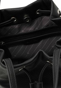 Schwarze Ledertasche mit Innenfutter aus gestreiftem Stoff, einem Reißverschlussfach und silberfarbener Hardware mit Kordelzugverschluss.