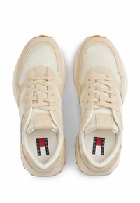 Scarpe sportive beige realizzate con materiali in rete e suede. Le caratteristiche includono un colletto imbottito, lacci e una suola in gomma testurizzata con il marchio.