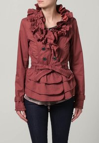 Gerimpeld bordeauxrood jasje met dubbele knopen aan de voorkant, getailleerde taille en peplumzoom. Heeft knoopsluitingen en textuurdetails in de stof.