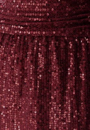 Bordó flitrová tkanina s texturovaným povrchem, featuring těsně umístěné kulaté flitry, které odrážejí světlo v různých odstínech.