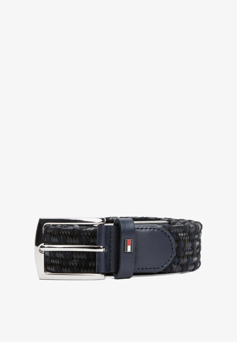 Υφασμάτινη ζώνη σε ναυτικό μπλε και μαύρο με μεταλλική ασημένια αγκράφα. Διαθέτει δερμάτινες λεπτομέρειες με ετικέτα λογότυπου σε αντίθετα χρώματα.