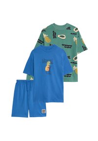 Blå bomullströja med ananastryck, kombinerad med grön T-shirt med fruktmönster och blå bomullsshorts med resårmidja.