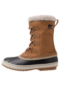 Bota marrón impermeable con suela de goma negra, forro de piel sintética blanca y diseño con cordones. Presenta la marca Sorel en el lateral.