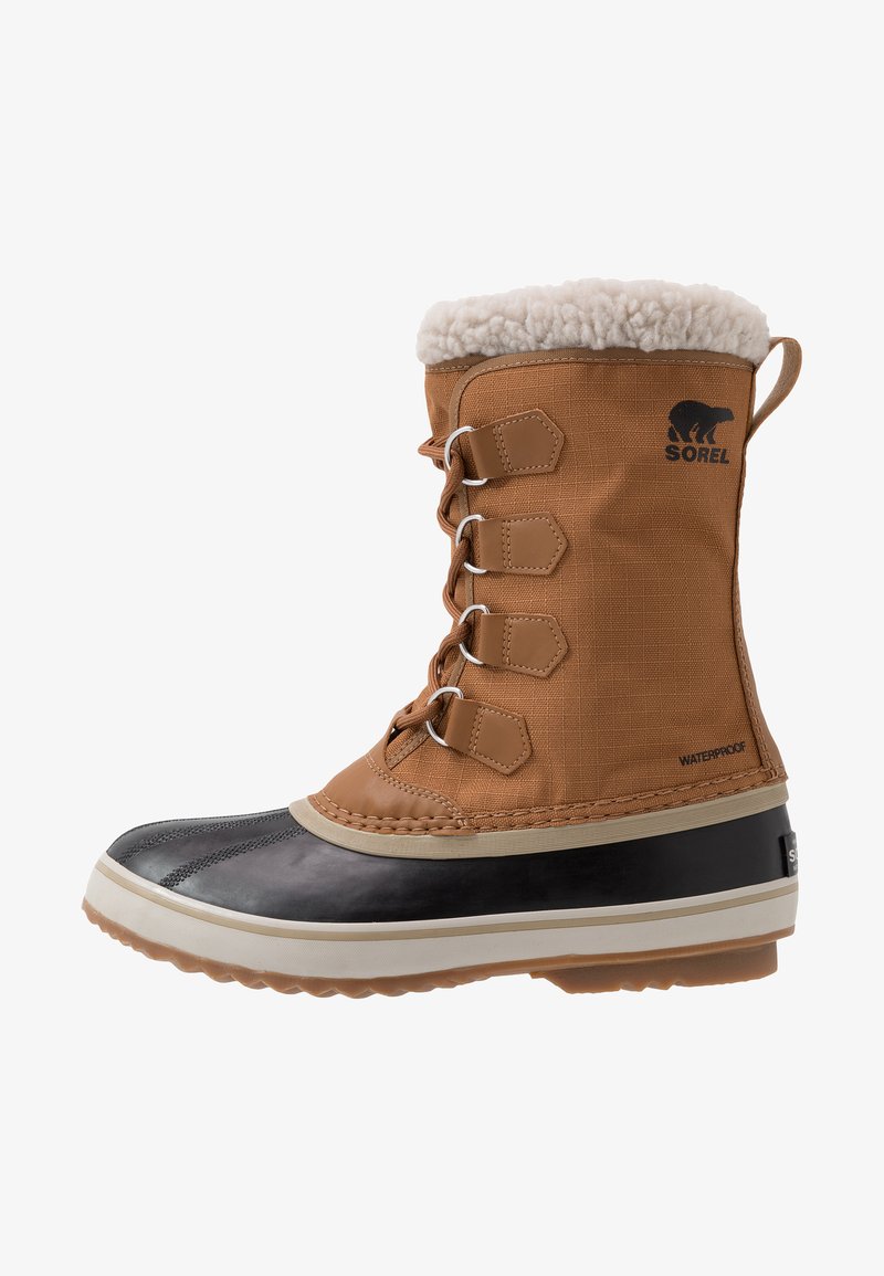 Brązowy wodoodporny boot z czarną gumową podeszwą, z białym sztucznym futrem wewnątrz i sznurowanym zapięciem. Posiada logo Sorel z boku.
