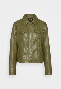 Veste en simili cuir vert olive avec un col, deux poches poitrine et des coutures verticales. Longueur crop avec des manches longues.
