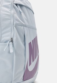 Nike Sportswear UNISEX - Mochila - aura/black/amethyst