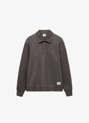 Tamno sivi dukserica s ovratnikom, dugim rukavima i blago skraćenim rubom. Ima oznaku na donjoj lijevoj strani.