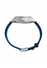 Sudraba nerūdīša tērauda pulksteņi ar apaļu korpusu, daļēji teksturētu seju, melnu un zilu silikona siksniņu un metāla sprādzi.