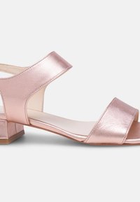 Roze gouden metallic sandalen met een open teen, brede banden en een chunky blokhak. Gladde textuur met een minimalistisch ontwerp.