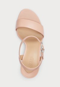 Šviesiai rožiniai su aukštu kulnu sandalai su plačia juostele ant pirštų ir kulkšnies dirželiu. Lygus odos paviršius su plokščiu padu ir minimalistišku dizainu.