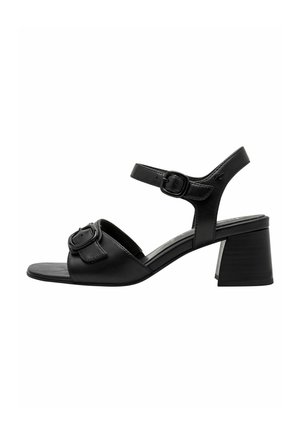 Sort læder sandal med hæl, justerbar ankelrem, spænde detaljer, peep-toe design og blokhæl for stabilitet. Glat tekstur.