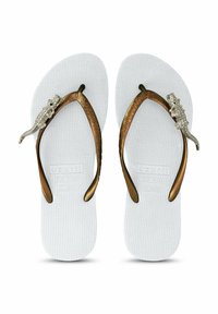 Tongs blanches avec semelles texturées, brides en bronze ornées d'un motif de lézard décoré de strass.