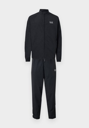 Schwarzer zweiteiliger Trainingsanzug mit Reißverschlussjacke und elastischen Bündchen an der Hose, mit kleinen weißen "EA7 Emporio Armani" Logos auf Brust und Oberschenkel.