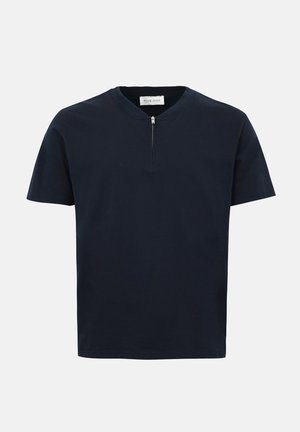 T-shirt bleu marine à manches courtes avec une petite fermeture éclair à l'avant et un col rond, portant l'étiquette "Pier One" à l'intérieur du col.