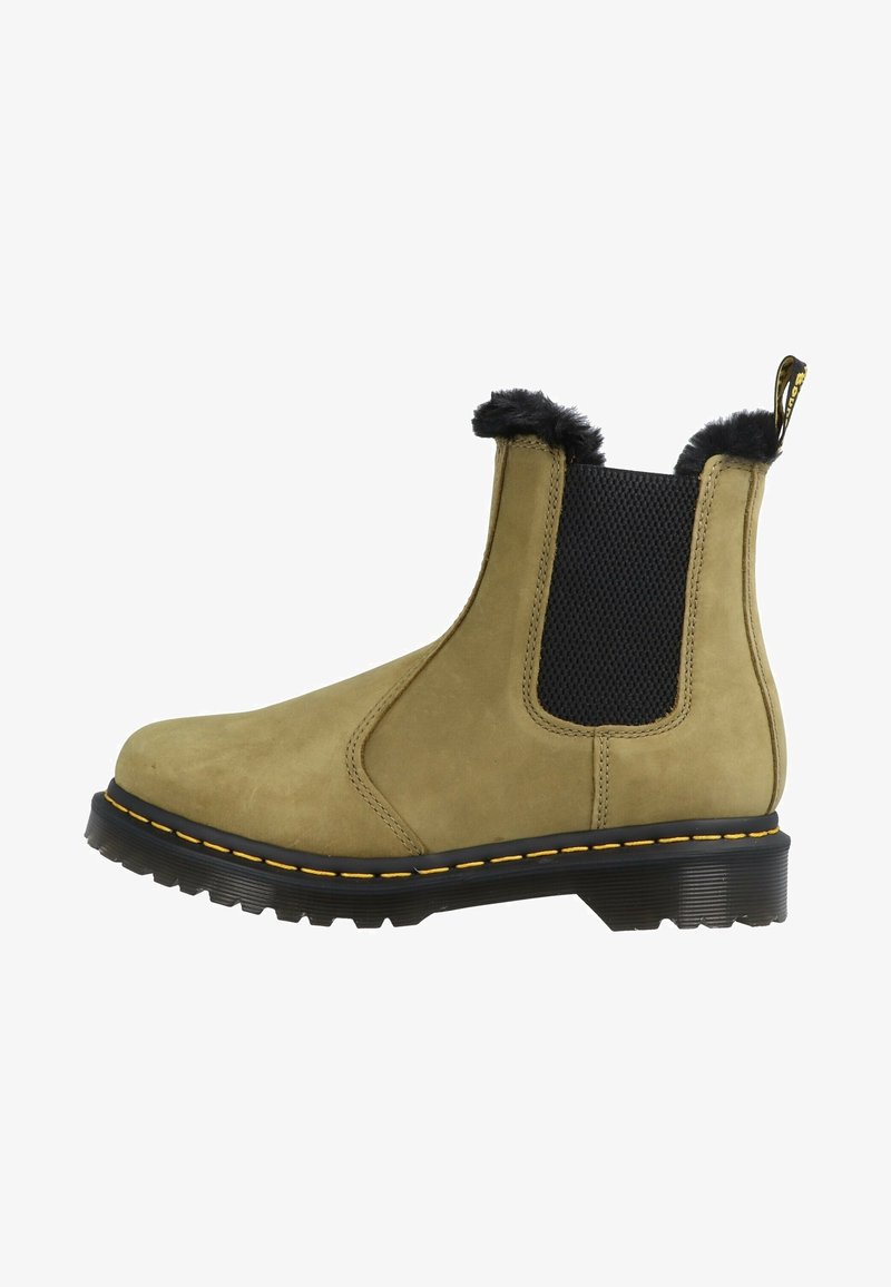 Botte Chelsea en daim fauve avec panneaux latéraux élastiques noirs, bordure en fourrure noire, coutures jaunes et semelle épaisse en caoutchouc noir à relief.