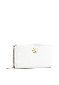 Portafoglio in pelle bianca con superficie testurizzata, hardware dorato, chiusura con zip e un accentuato logo sulla parte frontale.