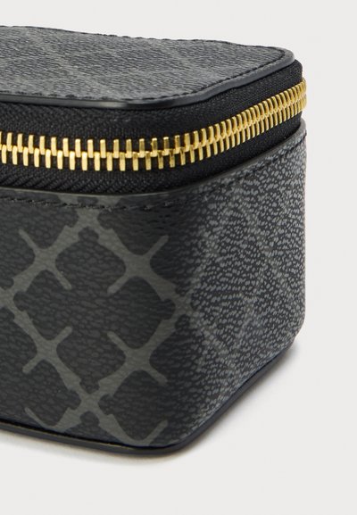 Μαύρη θήκη από υφή δέρματος με χρυσλό φερμουάρ, που διαθέτει γεωμετρικό μοτίβο και ορθογώνιο σχήμα, σχεδιασμένη για αποθήκευση.