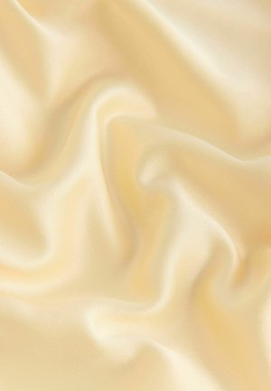 Hellgelber Satin-Stoff mit einer glatten, glänzenden Oberfläche, der weiche Wellen und Falten zeigt, die seine fließende Textur betonen.