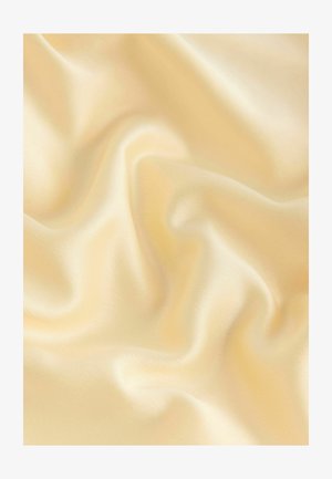 Hellgelber Satin-Stoff mit einer glatten, glänzenden Oberfläche, der weiche Wellen und Falten zeigt, die seine fließende Textur betonen.