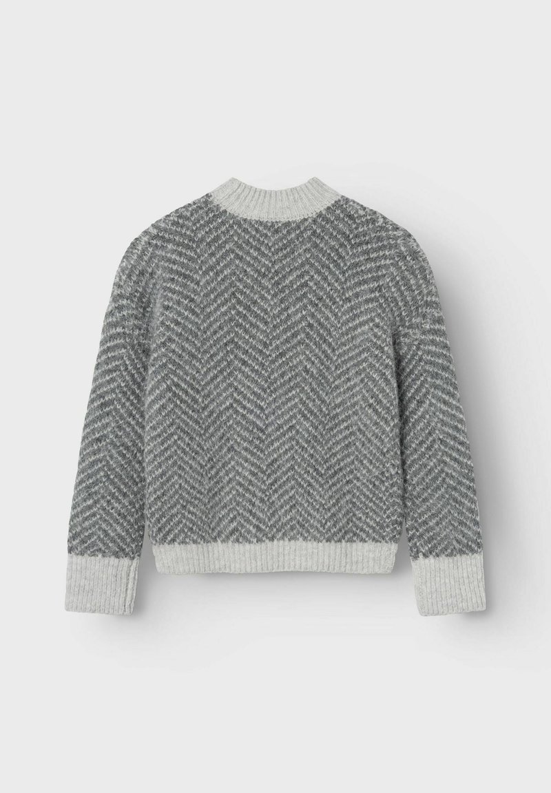 Suéter de punto en gris con un patrón de espiga. Presenta un cuello y puños acanalados en gris claro de contraste. Diseño de tipo pullover.