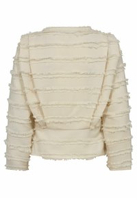 Giacca cropped beige con strisce di tessuto sfilacciate orizzontali, collo rotondo e maniche lunghe. Tessuto testurizzato con frange a strati.
