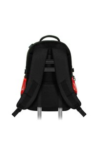 Mochila negra con correas acolchadas, respaldo de malla y acentos rojos. Cuenta con dos bolsillos laterales y un asa superior para llevar. Diseño minimalista.