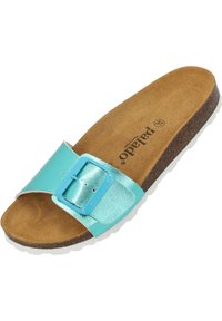 Sandal i skidsmodell med metallisk aqua ovandel, justerbar spänne, korkfotbädd och gummisula. Har en brun mockatextur på fotbädden.